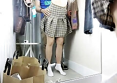 Risky sex: screwing small gal in the dressromm of the store