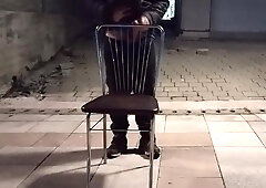 un baiat face romp cun scaun pe faleza pana as ilibereaza sperma futund scaunu