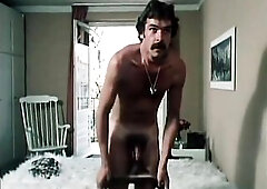 Pareja cachonda se desnuda en la cama y follan muy rico