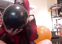 I love any excuse to buy some recent balloons and Halloween is as worthy of an excuse as any! I begin prep on 6 orange and ebony balloons, inflating &