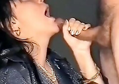 Dansk MILF Giver Blowjob og Svaler Cum