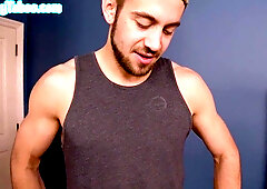 Bearded jock degustating sweet twink bootie