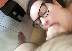 Ragazza fa un pompino amatoriale sul divano con venuta in bocca