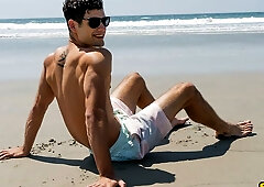 Solo hottie Peyton blows a huge load over himself