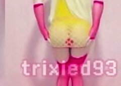 Pathetic sissy bimbo doxy in yellow fishnets training mouth and snatch using screw machine