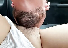 Después de un calentón me lame el coño en el coche