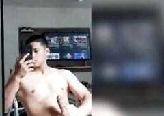 Argentino Muculoso Pajeandose y llenando el piso de Jizz!