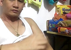 Dahil walang nagbabantay sa tindahan nila, pinalayas ako ng wala sa oras, halos bago pa niya ako makita