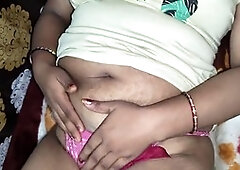 PinkyRani2333 shows off her curves in a daring saree-free pose