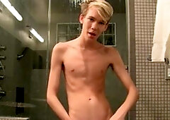 BoyCrush.com: Solo shaved Tyler Thayer american blond hair stroking