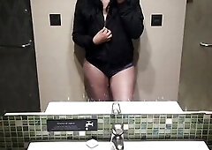 Preparándome antes de bañarme