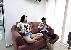 El cornudo de mi vecino me apuesta el rico culo de la puta de su esposa por unos centavos de pesos.