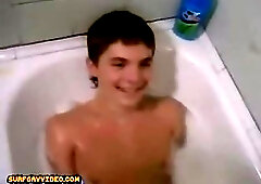 Cam Nice Twink Jerk Cum on Bed after Bath