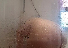 The amateur otter showers and fries his furry bod