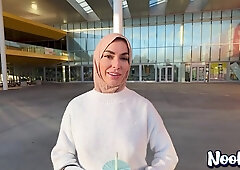 Hijab Hotwife Christmas Fuck: Facial Explosion - Venus valencia