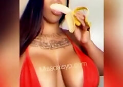 Missdaisyp banana eating