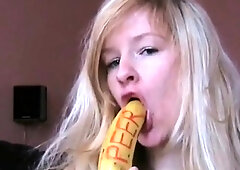 Deutsche Amateurin steckt sich eine Banane in den Arsch