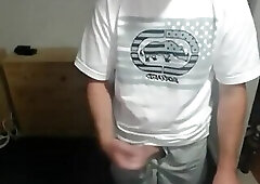 Nerdy twink cums on cam