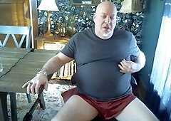 Chubby guy Beardaddychub milks himself on cam making the viewer shoot