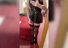 Maninboots playing with him self during the time that standing up, wearing ebony pvc suit high heel ankle boots and ebony nylons. With a last cum disc