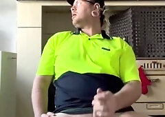 Tradie Masturbates off on the job