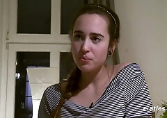 Die Models Effie und Birgit kochen gemeinsam und probieren sich dann ausgiebig - Amateir German lesbians