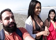 In the hottest Fode Cast clip, the hot Trans Baianinha came to the beach for wild outdoor sex with Casal Mattos! Raw banging on the sand, in the sea a