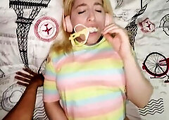 MERMOSA RUBIA FOLLADO Y ORDEÑANDO LECHE DE SU HERMANASTRO