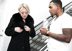 Dee Williams Kneels And Sucks Rome Major's Thick BBC In The Stairwell!