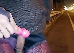 Sexy buttocks short skirt beat the cock on the side of the road until ejaculation