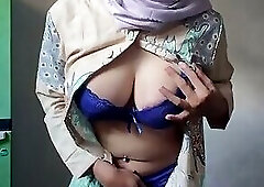 Beauty Hijab Shemale Jerks off Her Big Dick for Cum