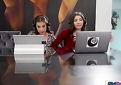 Gfs masturbating each other during work call and lick pussy