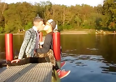 Chanson d'automne - Gay calin au bord du lac