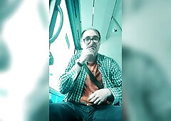 Flash Caliente y juguetón en el bus