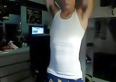 Webcam lad cums all over his desk