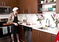 Liza Belle has ordered a peculiar batch of cookies from Chef John Kilo, but this babe wasn't waiting to give him a hand in the kitchen. What to d