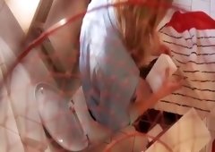 Pissing girl spied through the hoop