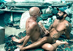 Amateur beach buttfucking with a big hunk