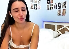 Brunette amateur webcam babe pleases pussy