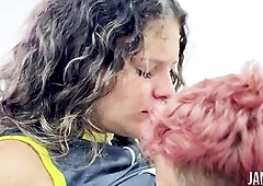 NO TENGO AMIGOS! Una desconocida me chupa las tetas en mi casa