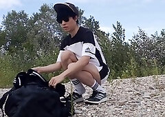 Fr: Mignon minet Jon Arteen porte une tenue Adidas ébène, montre son sous-vêtement, se balade sans caleçon et se masturbe à travers son short cou