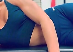 I'm getting hawt at the gym lying on my side