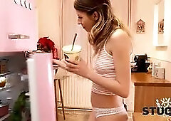 Donu2019t rummage thru the fridge or youu2019ll get stuck! - stuck4k