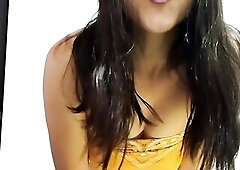 Joven Colombiana se masturba hasta venirse a chorros