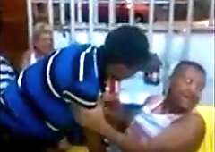 Velho gay latino pega um cara no bar