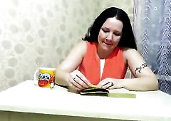 A corpulent gal pees, during the time that reading a book. Homemade urine fetish.