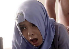 Impudent fellow analyzes innocent Arab teen at his place