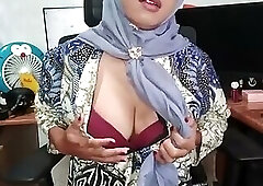 Hijab Shemale With Big Cock Masturbate Until She Cum