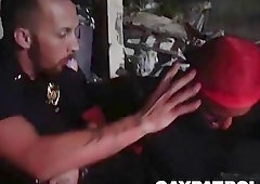 Criminal bangs the cops to get out of trouble