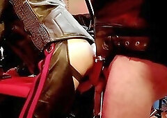 - un biker accros au poing et au gode